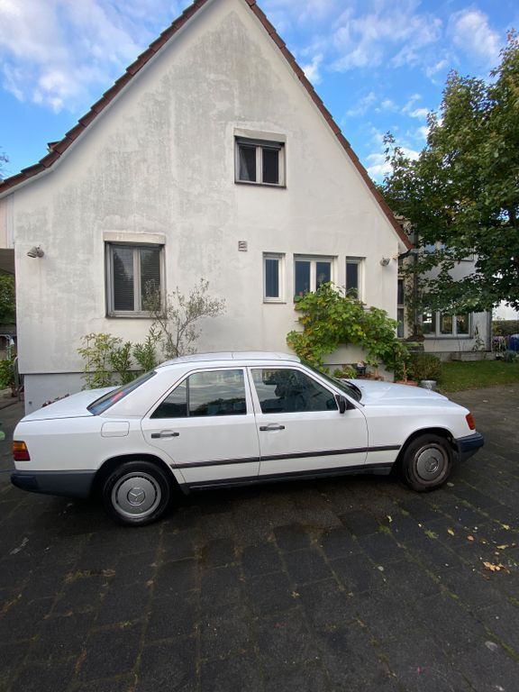 Gebraucht Mercedes E230 132 PS (97 kW) 1988 Weiß Limousine