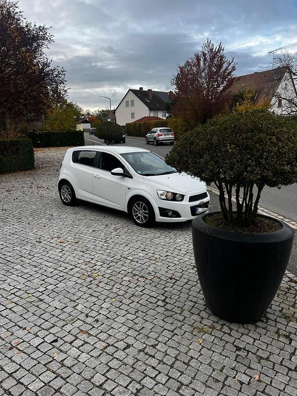 Gebraucht Chevrolet Aveo 116 PS (85 kW) 2012 Weiß Kleinwagen