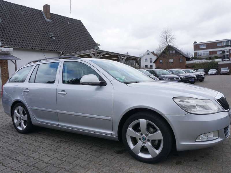 Brilliantsilber metallic Gebraucht 2010 Skoda Octavia Ambiente Kombi | 6.999 € (Fairer Preis) - Bild 1/4