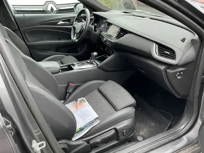 Gebraucht Opel Insignia Elegance 174 PS (127 kW) 2023 Mondstein grau/e:vulkan grau Kombi