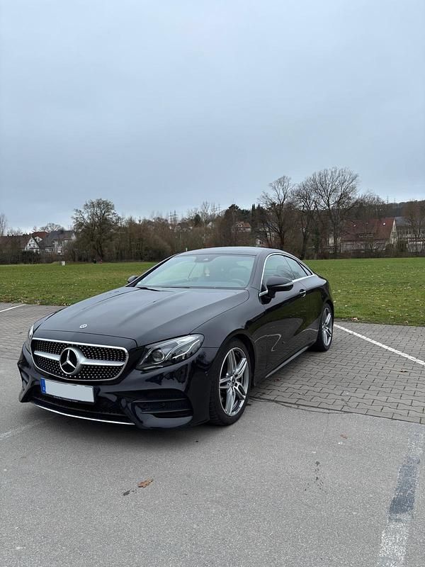 Schwarz Gebraucht 2017 Mercedes E220 AMG line Coupé | 26.600 € (Fairer Preis) - Bild 1/4
