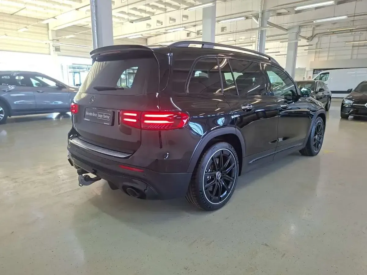 Second-hand Mercedes GLB35 AMG 306 CP (225 kW) 2025 Negru SUV