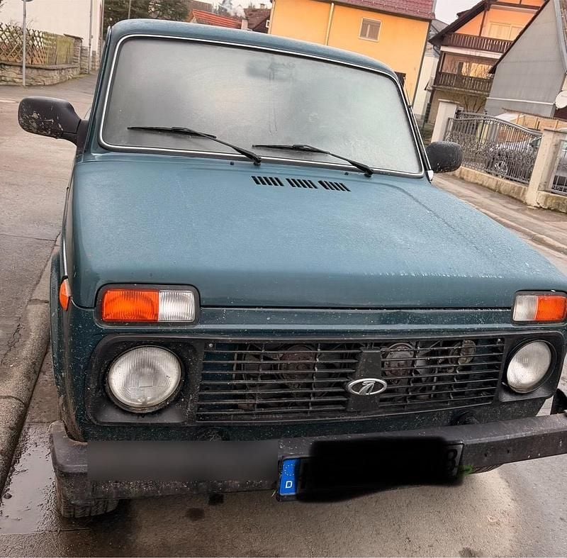 Grün Gebraucht 2010 Lada niva SUV | 6.000 € (Fairer Preis) - Bild 1/4