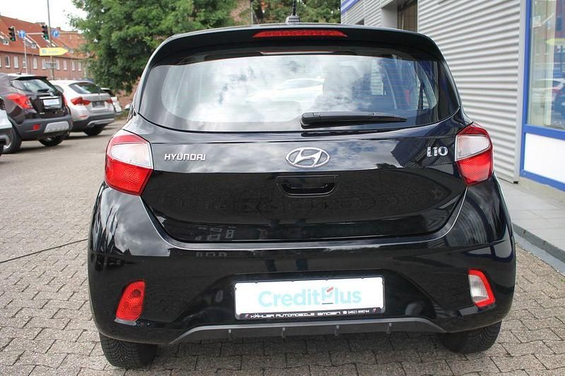 Gebraucht Hyundai i10 Select 67 PS (49 kW) 2020 Schwarz Kleinwagen