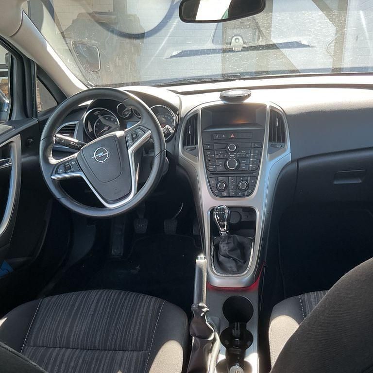 Gebraucht Opel Astra Edition 140 PS (102 kW) 2011 Schwarz Limousine