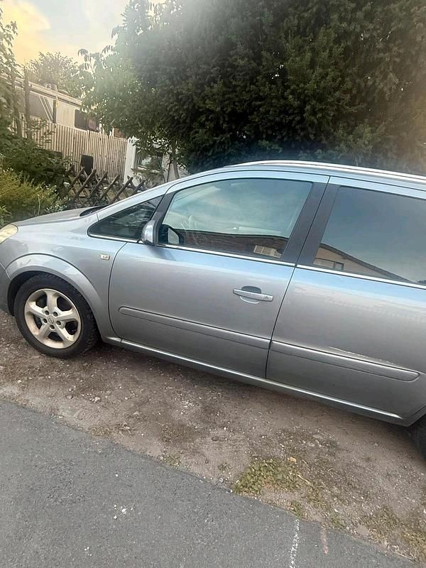 Grau Gebraucht 2008 Opel Zafira Van / Kleinbus | 2.000 € (Fairer Preis) - Bild 1/4