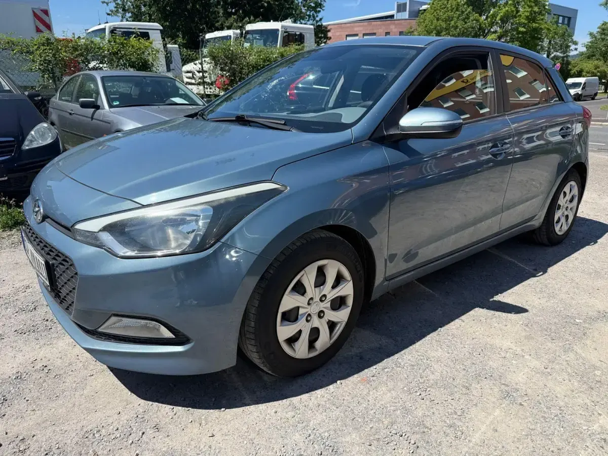 Gebraucht Hyundai i20 75 PS (55 kW) 2016 Blau Limousine