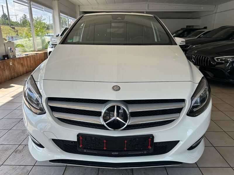 Weiß Gebraucht 2015 Mercedes B250 Urban Van / Kleinbus | 16.900 € (Fairer Preis) - Bild 1/3