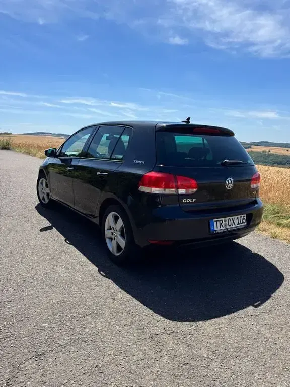 Gebraucht VW Golf VI Team 105 PS (77 kW) 2010 Schwarz Kleinwagen