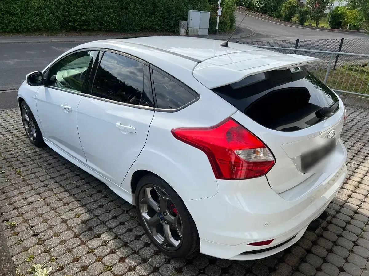 Gebraucht Ford Focus ST 250 PS (183 kW) 2014 Weiß Limousine