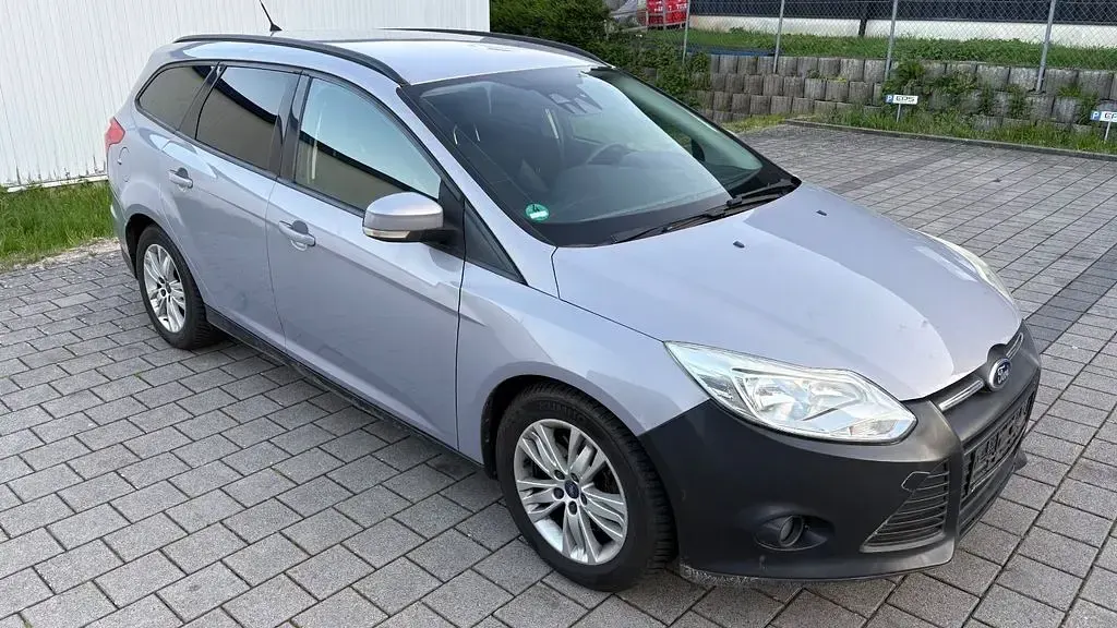 Usado Ford Focus Trend 95 CV (69 kW) 2012 Plateado Berlina