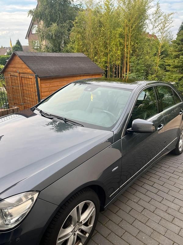 Grau Gebraucht 2010 Mercedes E250 Limousine | 10.100 € (Teuer) - Bild 1/4