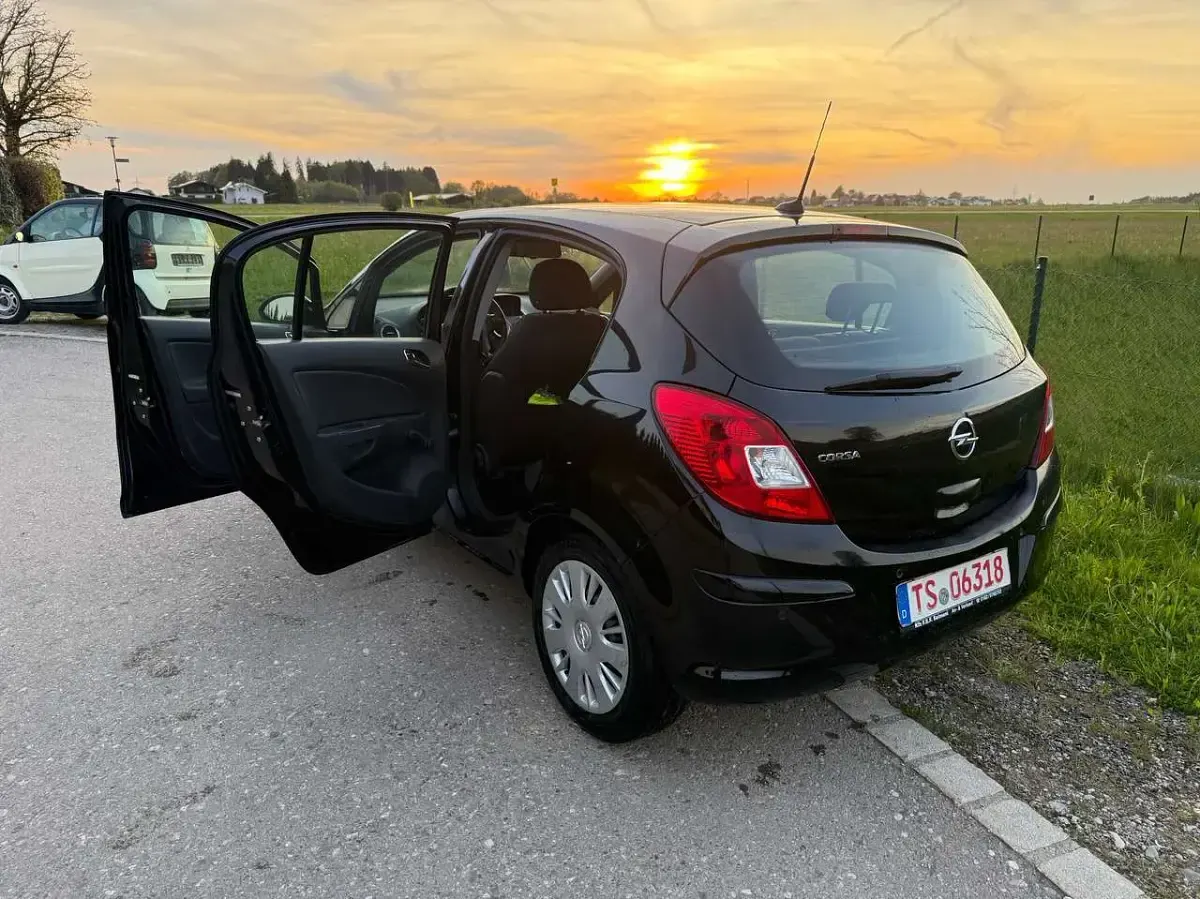 Gebraucht Opel Corsa Innovation 101 PS (74 kW) 2011 Saphirschwarz mineraleffekt Kleinwagen