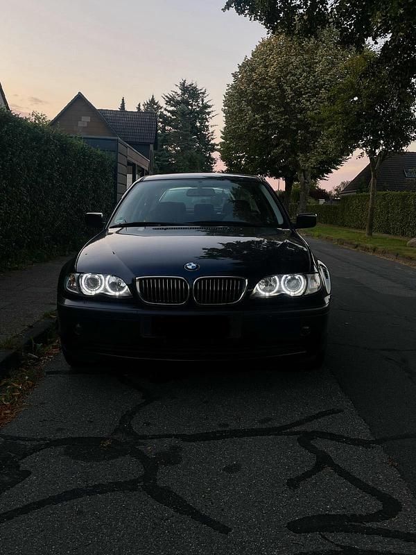Blau Gebraucht 2004 BMW 318 Basis Limousine | 1.600 € (Superpreis) - Bild 1/4