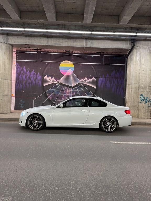 Weiß Gebraucht 2011 BMW 320 M Sport Coupé | 12.800 € (Teuer) - Bild 1/4
