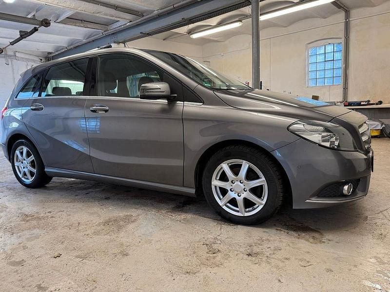 Gebraucht Mercedes B180 122 PS (89 kW) 2014 Grau Van / Kleinbus