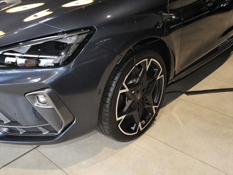 Gebraucht Cupra Leon VZ 300 PS (220 kW) 2024 Grau Limousine
