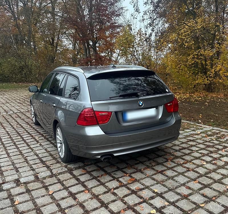 Gebraucht BMW 320 184 PS (135 kW) 2012 Grau Kombi