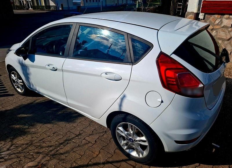Gebraucht Ford Fiesta Trend 80 PS (58 kW) 2017 Weiß Kleinwagen