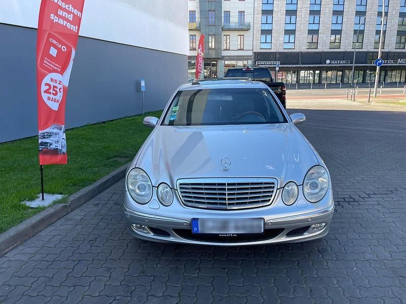 Silber Gebraucht 2004 Mercedes E240 Limousine | 2.600 € (Superpreis) - Bild 1/4