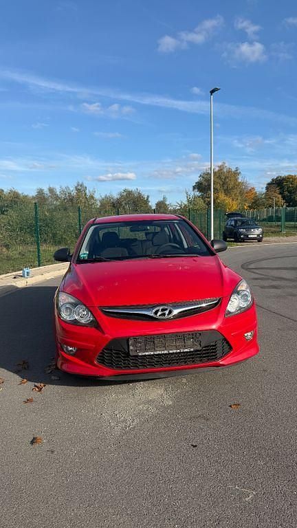Rot Gebraucht 2010 Hyundai i30 Comfort Kombi | 1.800 € (Superpreis) - Bild 1/4