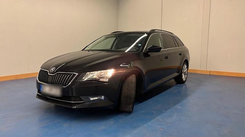 Schwarz Gebraucht 2017 Skoda Superb Kombi | 11.590 € (Superpreis) - Bild 1/4