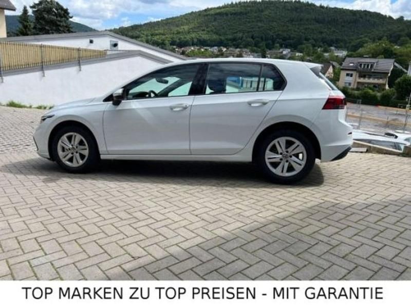 Gebraucht VW Golf VIII Life 150 PS (110 kW) 2022 Weiß Kleinwagen