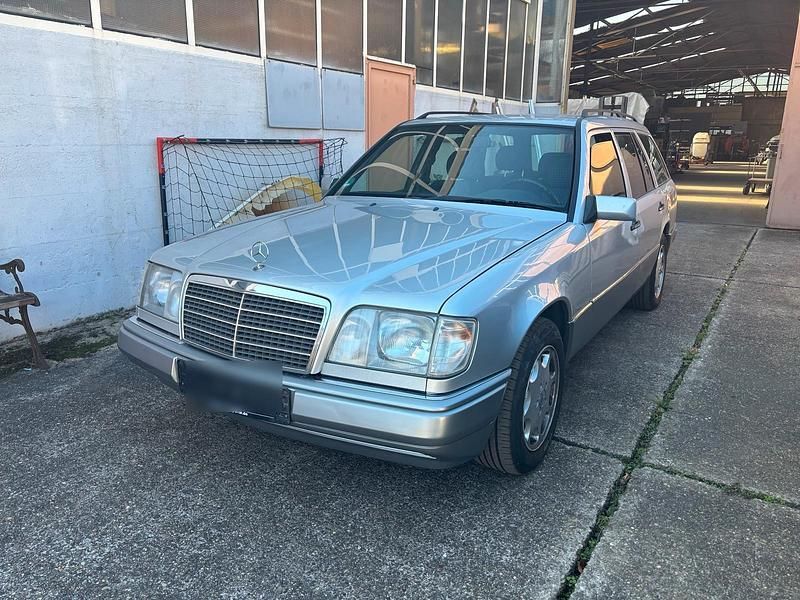Silber Gebraucht 1994 Mercedes E220 Kombi | 8.700 € - Bild 1/4
