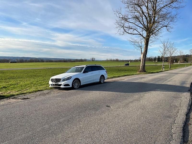 Weiß Gebraucht 2016 Mercedes E220 Avantgarde Kombi | 16.999 € (Teuer) - Bild 1/4