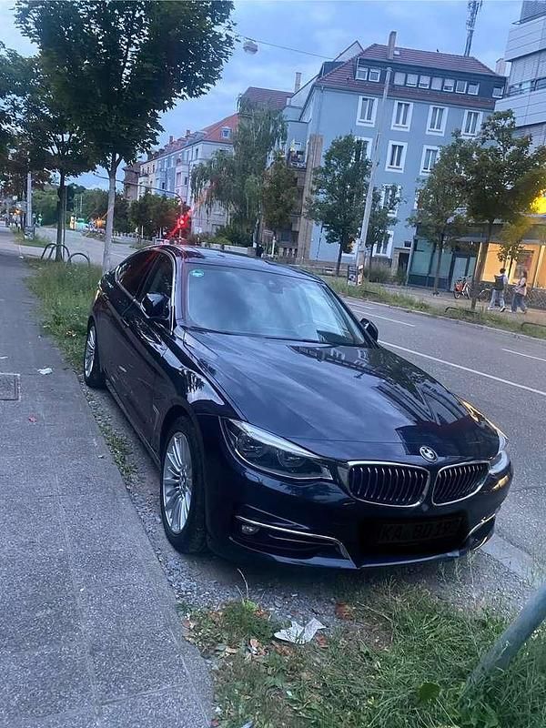 Blau Gebraucht 2016 BMW 330 Luxury Line Kleinwagen | 20.900 € (Etwas zu teuer) - Bild 1/4
