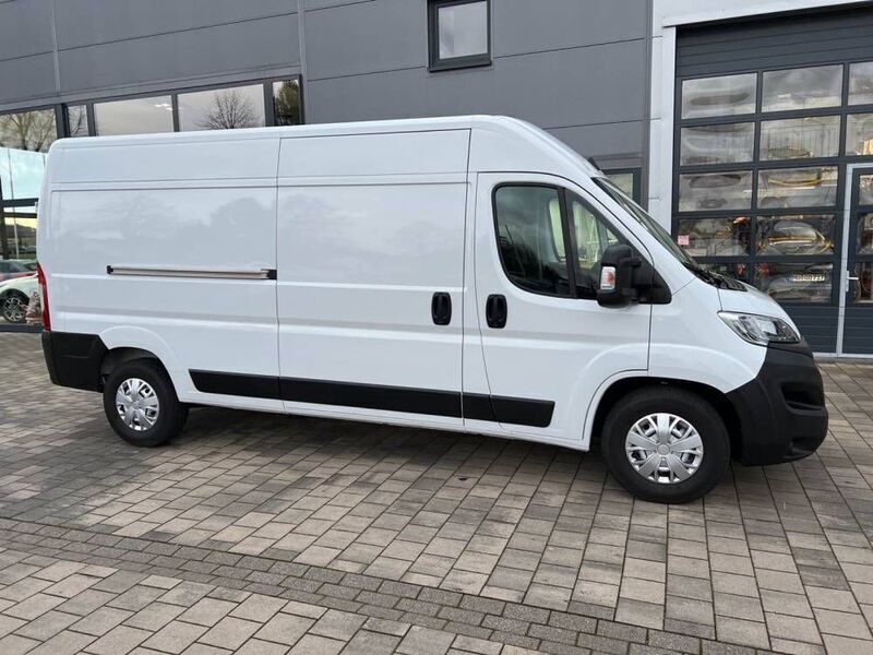 Weiß Gebraucht 2022 Opel Movano Edition Van | 31.470 € (Teuer) - Bild 1/4