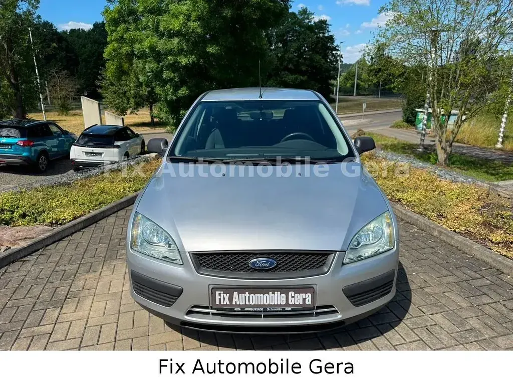 Gebraucht Ford Focus Trend 116 PS (85 kW) 2006 Polarsilber metallic Limousine