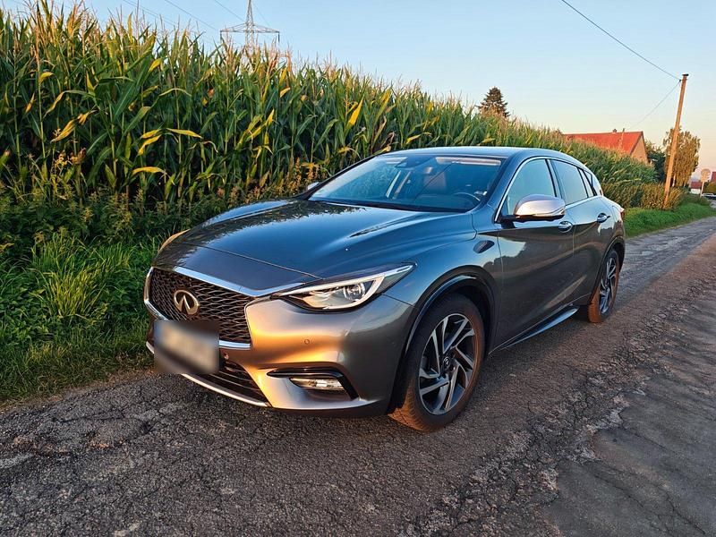 Gebraucht Infiniti Q30 170 PS (125 kW) 2016 Grau Limousine