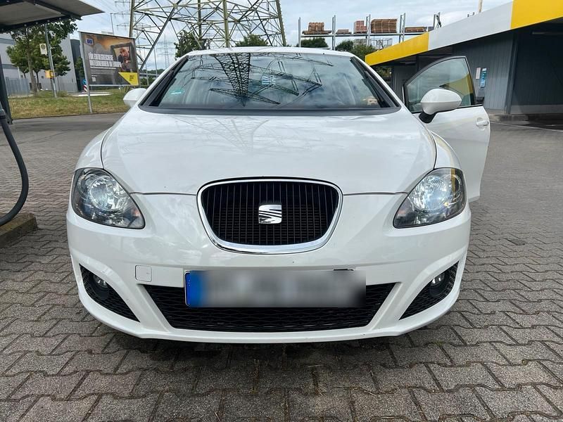 Weiß Gebraucht 2010 Seat Leon Sport Limousine | 4.000 € (Fairer Preis) - Bild 1/4