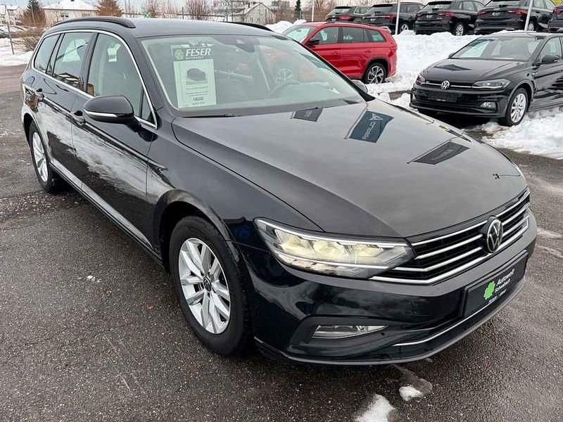 Gebraucht VW Passat 150 PS (110 kW) 2023 Deep black perleffekt Kombi