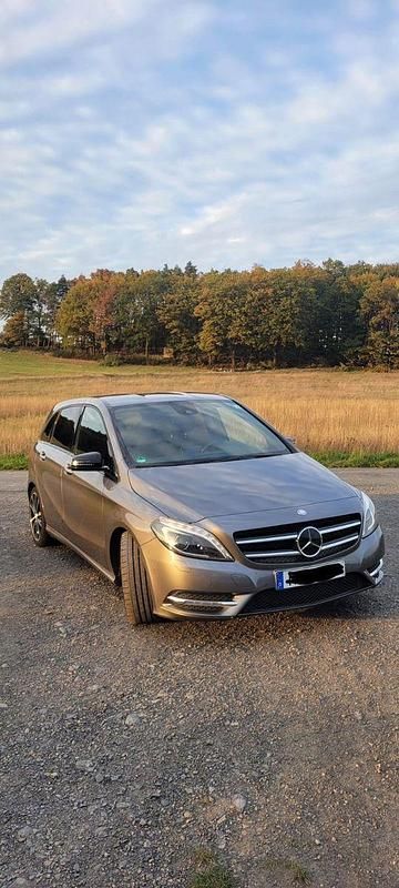 Gebraucht Mercedes B200 156 PS (114 kW) 2014 Grau Van / Kleinbus
