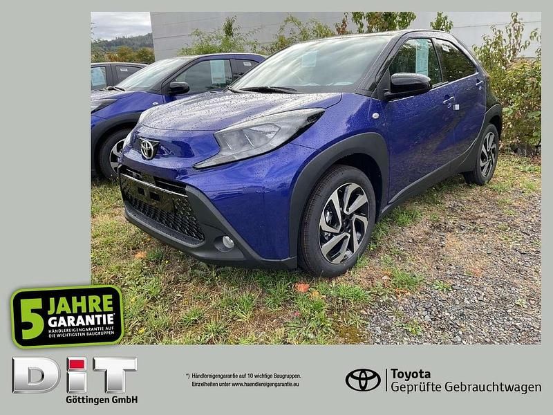 Gebraucht Toyota Aygo 72 PS (52 kW) 2025 Juniper blue (8y8)/ black mica Kleinwagen