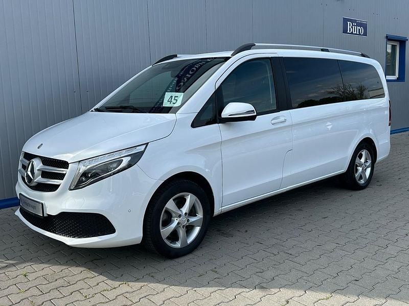 Weiß Gebraucht 2020 Mercedes V220 Van / Kleinbus | 39.699 € (Fairer Preis) - Bild 1/4