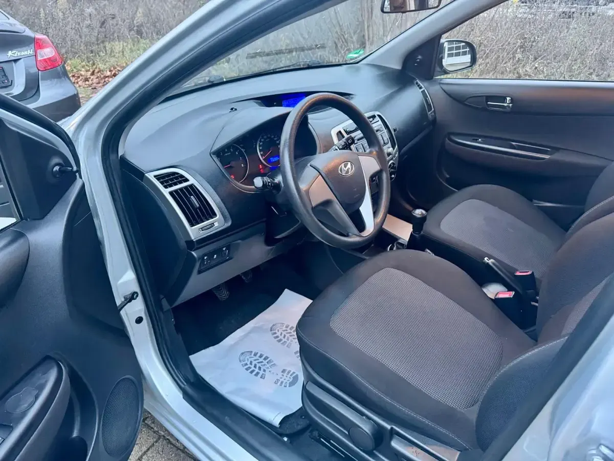 Gebraucht Hyundai i20 Edition 86 PS (63 kW) 2014 Silber Limousine