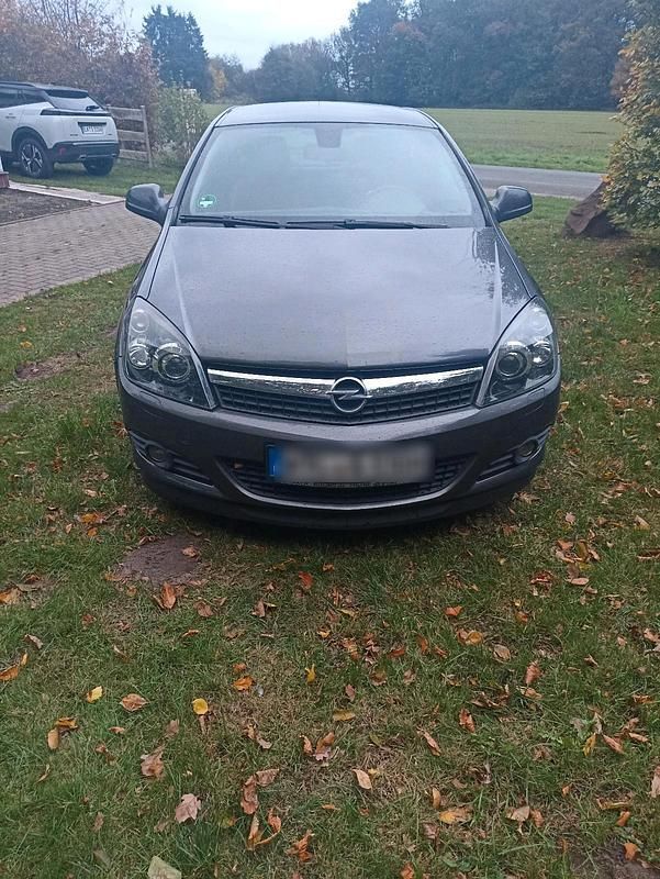 Grau Gebraucht 2009 Opel Astra GTC Coupé | 2.800 € (Fairer Preis) - Bild 1/4