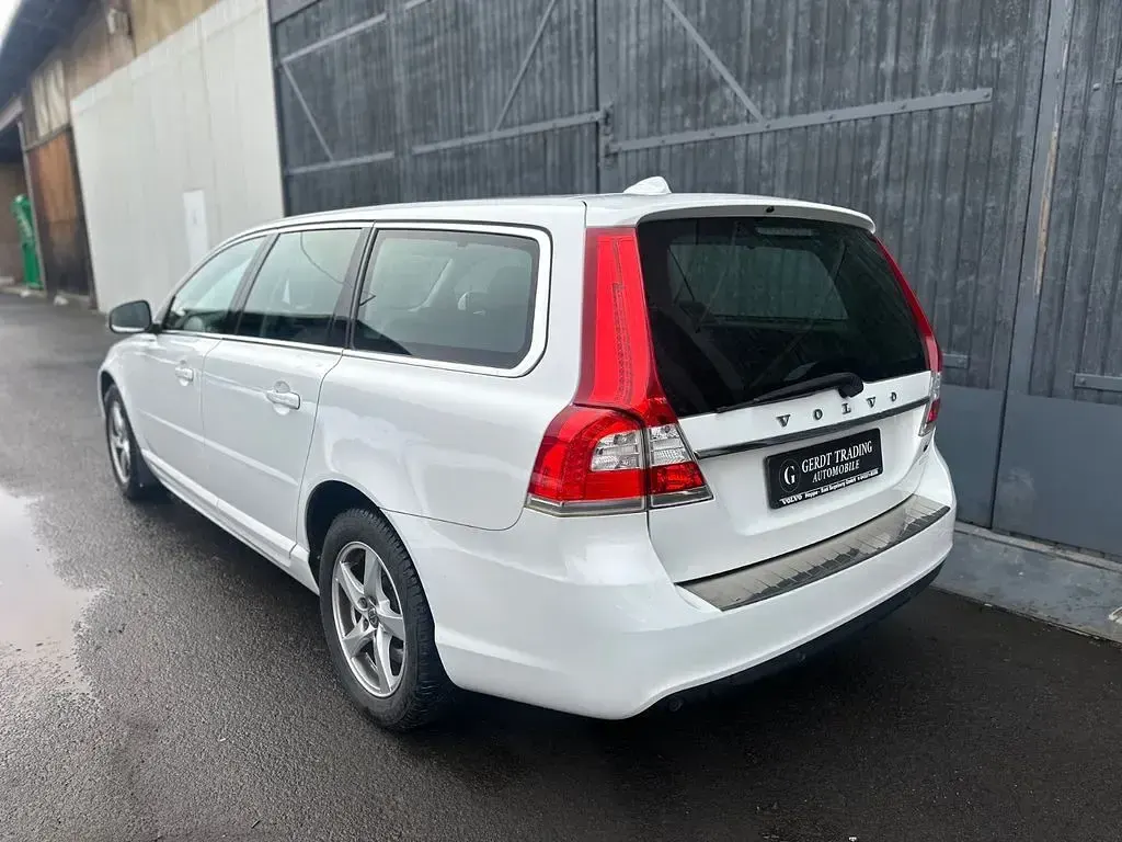 Gebraucht Volvo V70 120 PS (88 kW) 2016 Ice white Kombi