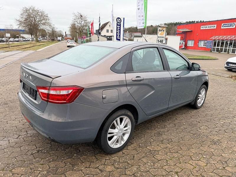 Gebraucht Lada Vesta 106 PS (77 kW) 2018 Limousine