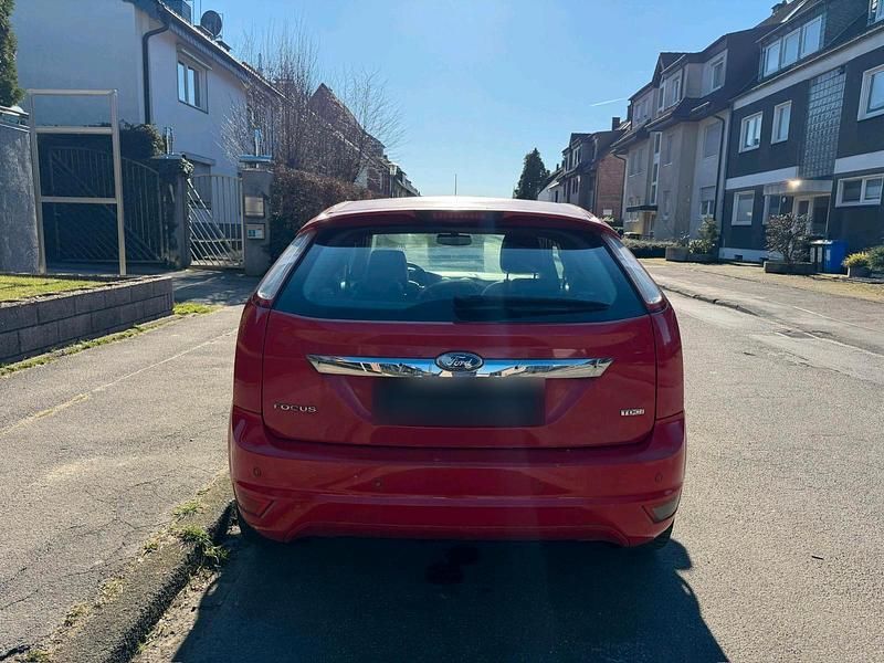 Gebraucht Ford Focus Titanium 136 PS (100 kW) 2009 Rot Limousine