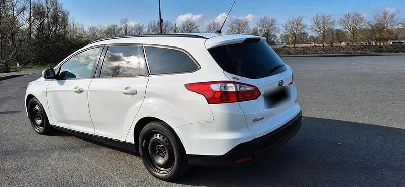 Gebraucht Ford Focus Trend 125 PS (91 kW) 2014 Weiß Kombi