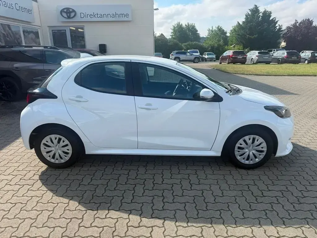 Gebraucht Toyota Yaris Basis 72 PS (52 kW) 2023 Weiß Kleinwagen