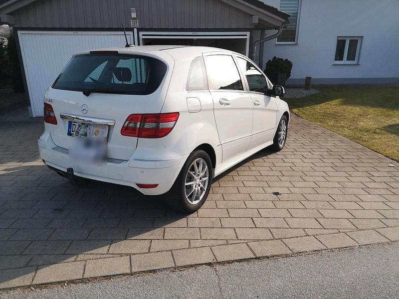 Gebraucht Mercedes B180 116 PS (85 kW) 2011 Weiß Van / Kleinbus