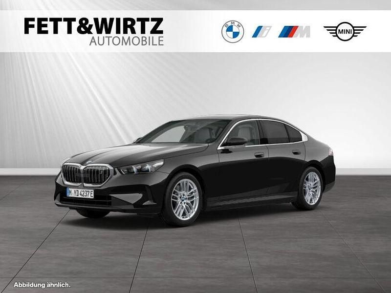 Saphirschwarz metallic Gebraucht 2024 BMW i5 Comfort Edition Limousine | 49.390 € - Bild 1/3