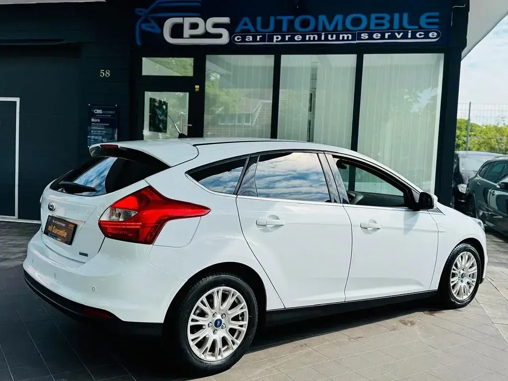 Gebraucht Ford Focus Champions Edition 116 PS (85 kW) 2013 Weiß Limousine