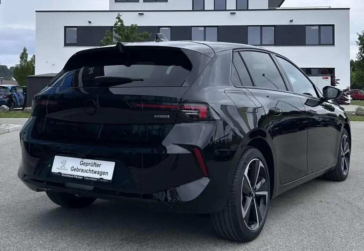 Gebraucht Opel Astra 136 PS (100 kW) 2024 Karbon schwarz metallic Kleinwagen