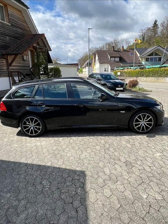Gebraucht BMW 318 143 PS (105 kW) 2010 Schwarz Kombi